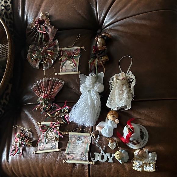 Angels and scroll holiday decor - Picture 13 of 17